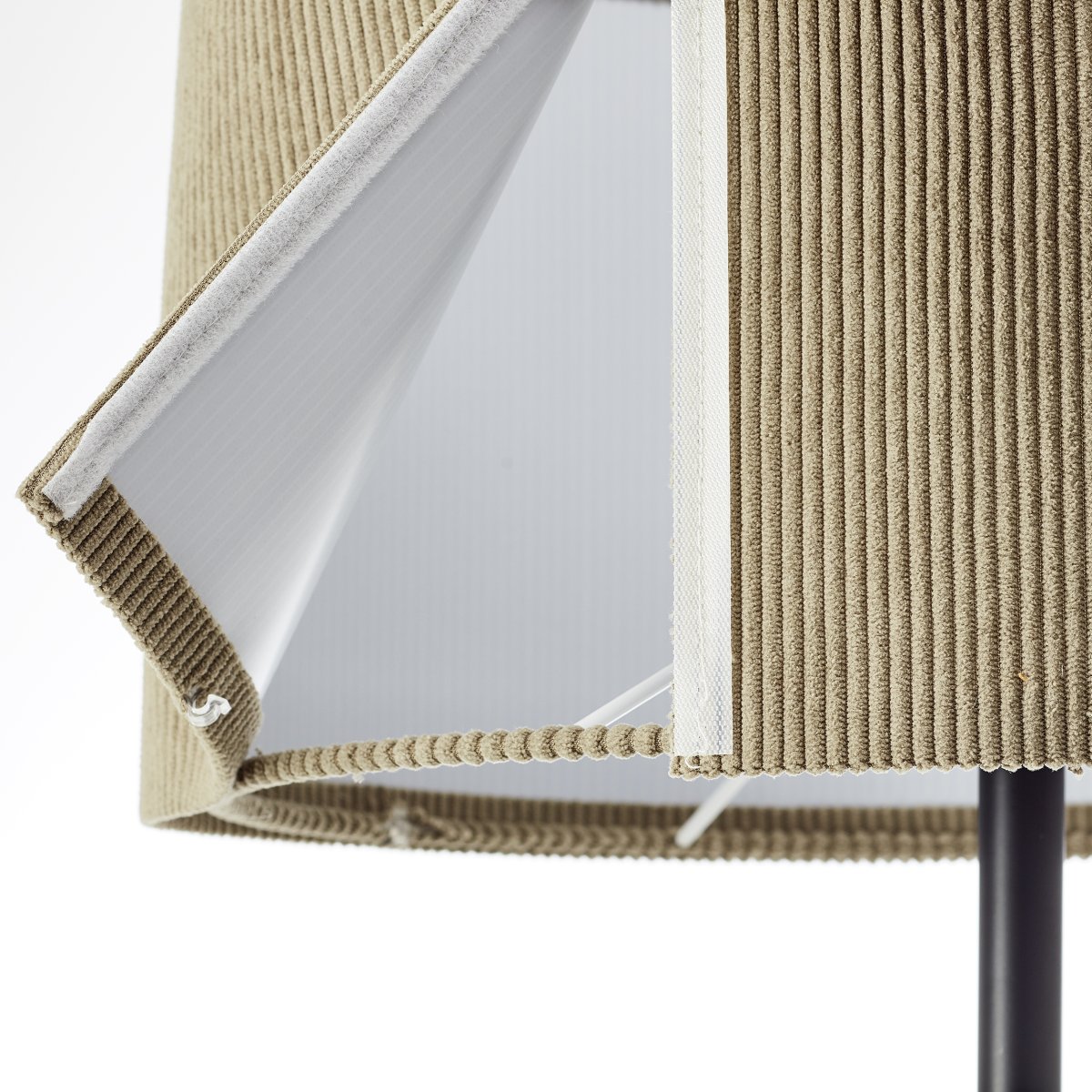 Tony Bruin vloerlamp Van Brilliant - Deze stijlvolle staande lamp met een kap van hoogwaardig corduroy is ideaal om een warme en uitnodigende sfeer in uw huis te cre&euml;ren.