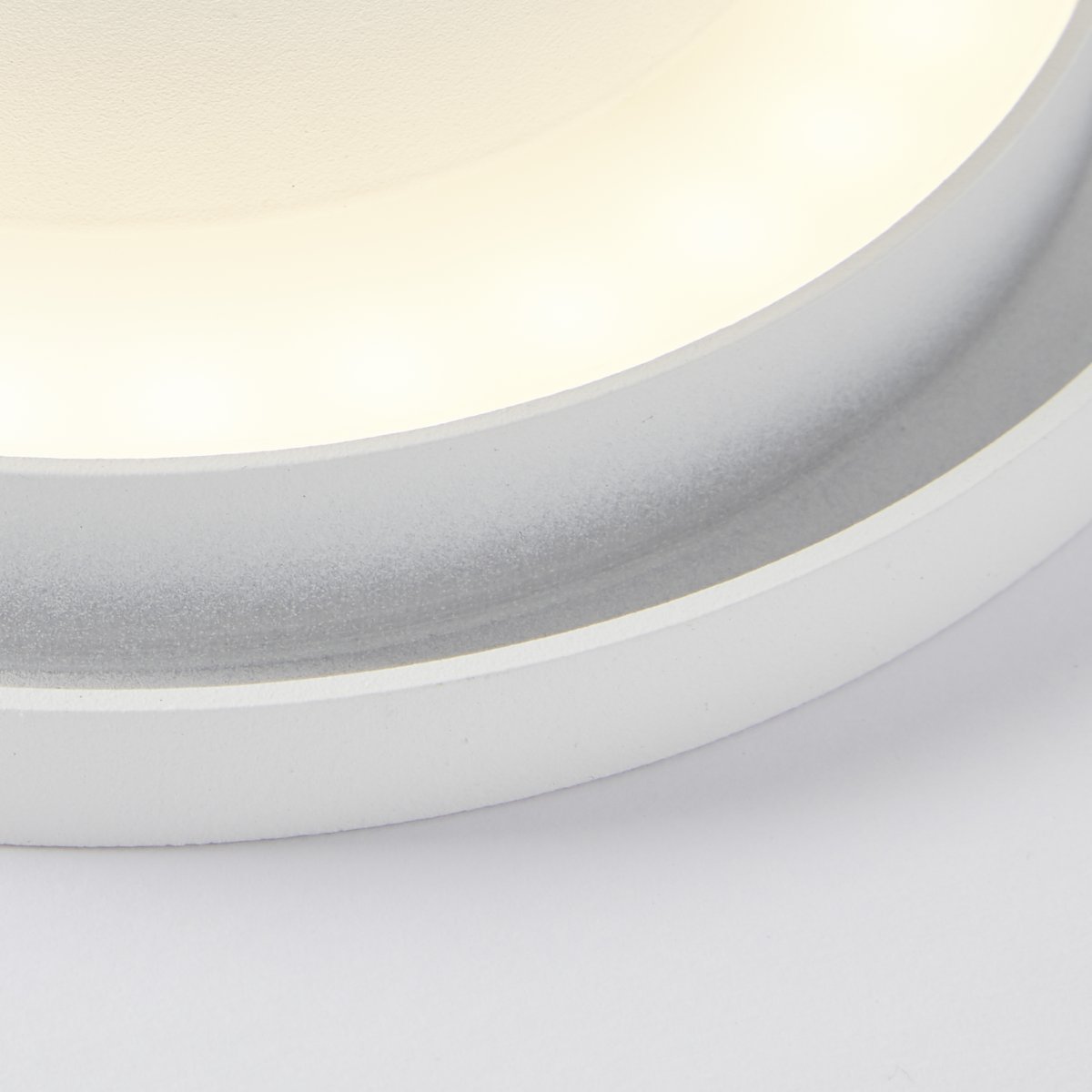 Shadow Ø15 Wit wandlamp Van Brilliant - Dankzij de LED-technologie zorgt het voor een aangenaam en niet-verblindend licht, en is het tegelijkertijd energiezuinig en duurzaam.