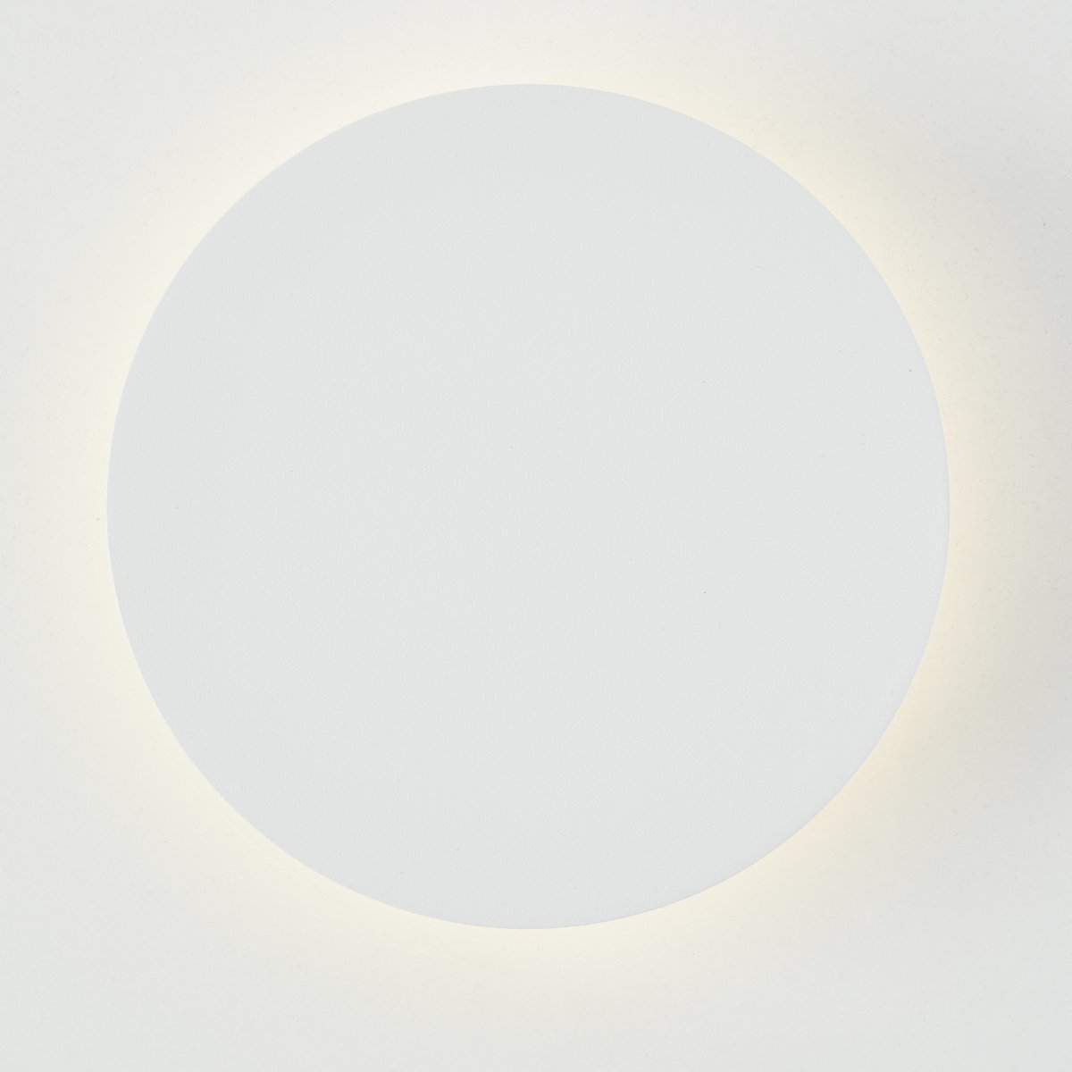 Shadow Ø15 Wit wandlamp Van Brilliant - Dankzij de LED-technologie zorgt het voor een aangenaam en niet-verblindend licht, en is het tegelijkertijd energiezuinig en duurzaam.