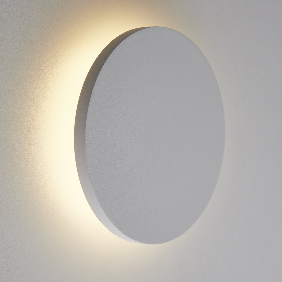 Shadow Ø15 Wit wandlamp Van Brilliant - Dankzij de LED-technologie zorgt het voor een aangenaam en niet-verblindend licht, en is het tegelijkertijd energiezuinig en duurzaam.