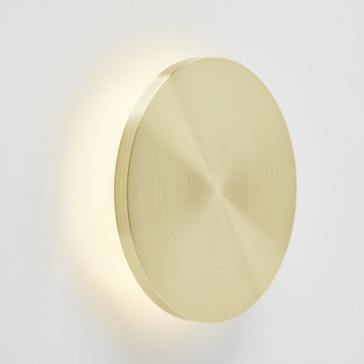 Shadow Ø15 Messing wandlamp Van Brilliant - Dankzij het ronde, eenvoudige design past het perfect in elke kamer en creëert het een moderne en luxueuze sfeer.