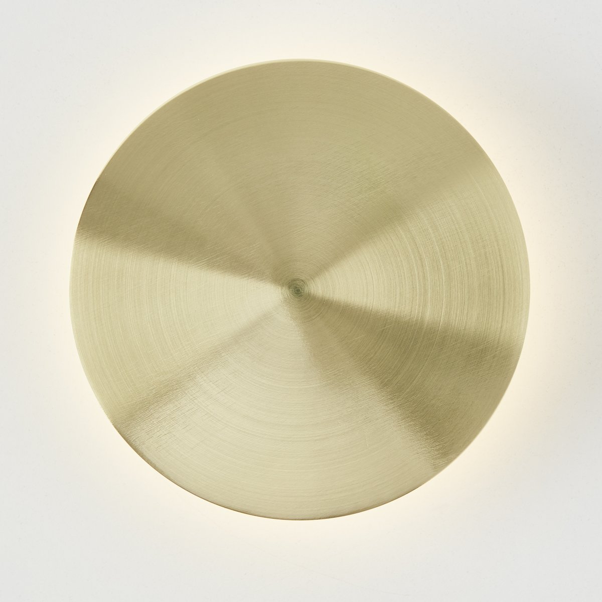 Shadow Ø15 Messing wandlamp Van Brilliant - Dankzij het ronde, eenvoudige design past het perfect in elke kamer en creëert het een moderne en luxueuze sfeer.