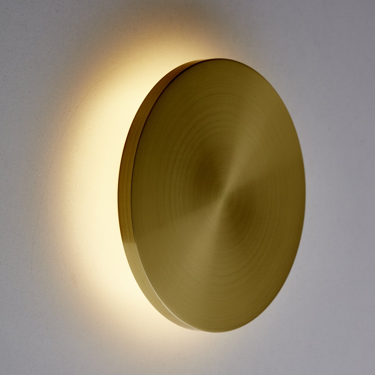 Shadow Ø15 Messing wandlamp Van Brilliant - Dankzij het ronde, eenvoudige design past het perfect in elke kamer en creëert het een moderne en luxueuze sfeer.