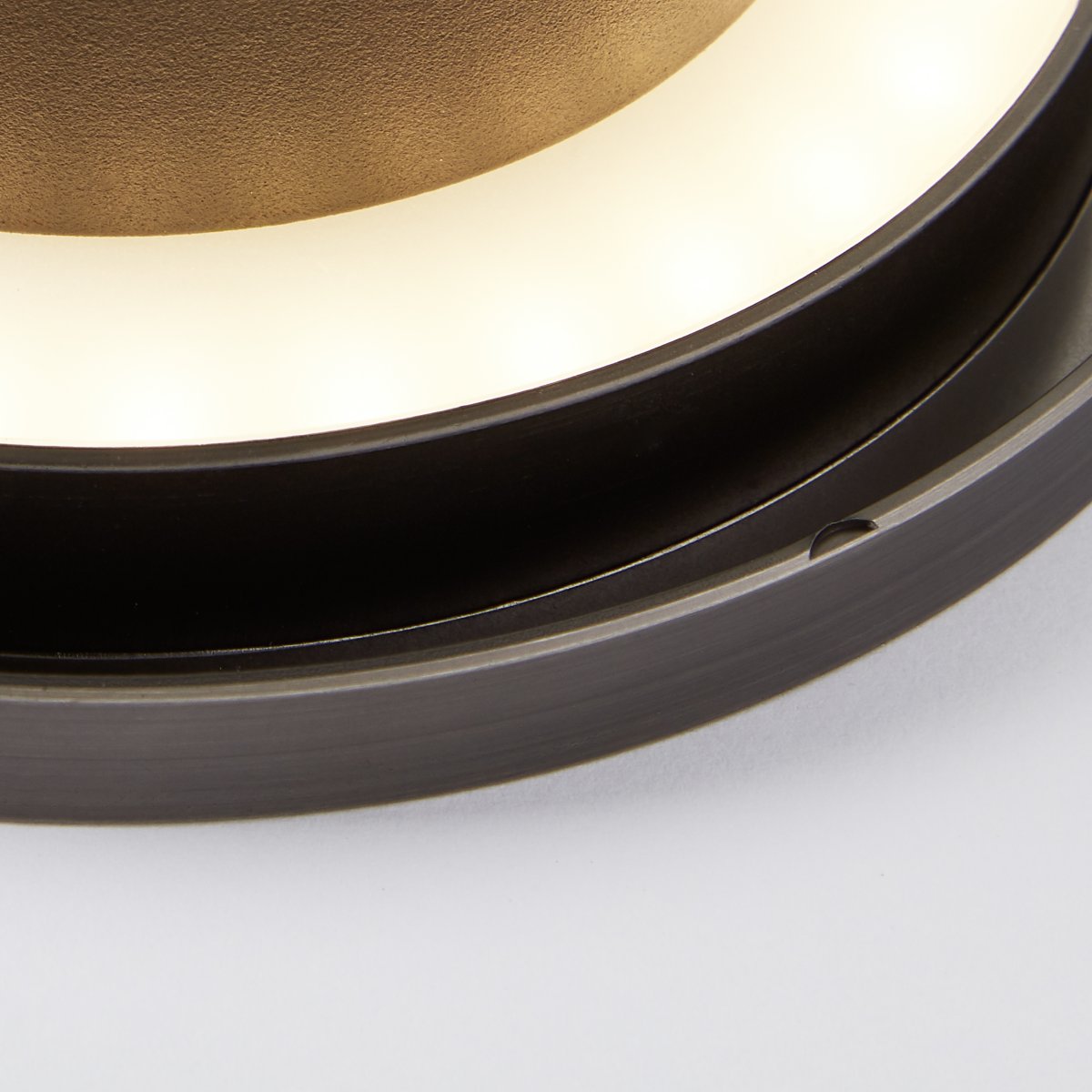 Shadow Ø15 Grijs wandlamp Van Brilliant - Dankzij het ronde, eenvoudige design past het perfect in elke kamer en creëert het een moderne en luxueuze sfeer.