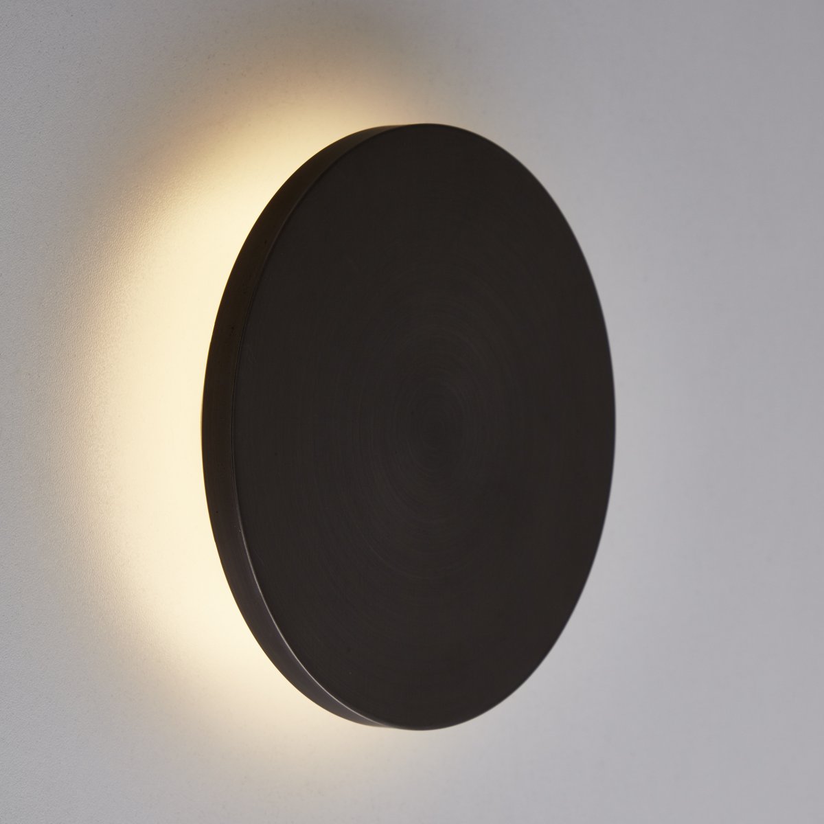 Shadow Ø15 Grijs wandlamp Van Brilliant - Dankzij het ronde, eenvoudige design past het perfect in elke kamer en creëert het een moderne en luxueuze sfeer.