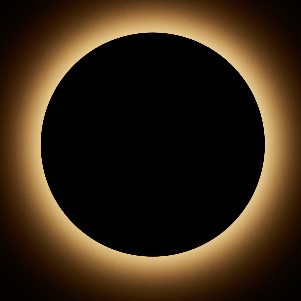 Shadow Ø15 Grijs wandlamp Van Brilliant - Dankzij het ronde, eenvoudige design past het perfect in elke kamer en creëert het een moderne en luxueuze sfeer.