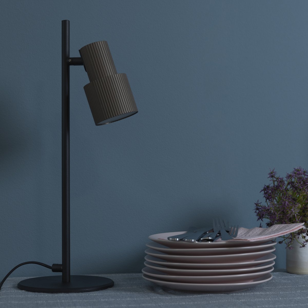 Cadiz 42cm Matzwart bureaulamp Van Brilliant - De lamp heeft een verstelbare lampenkop met een geborstelde bronzen afwerking, wat zorgt voor een optimale lichtverdeling.
