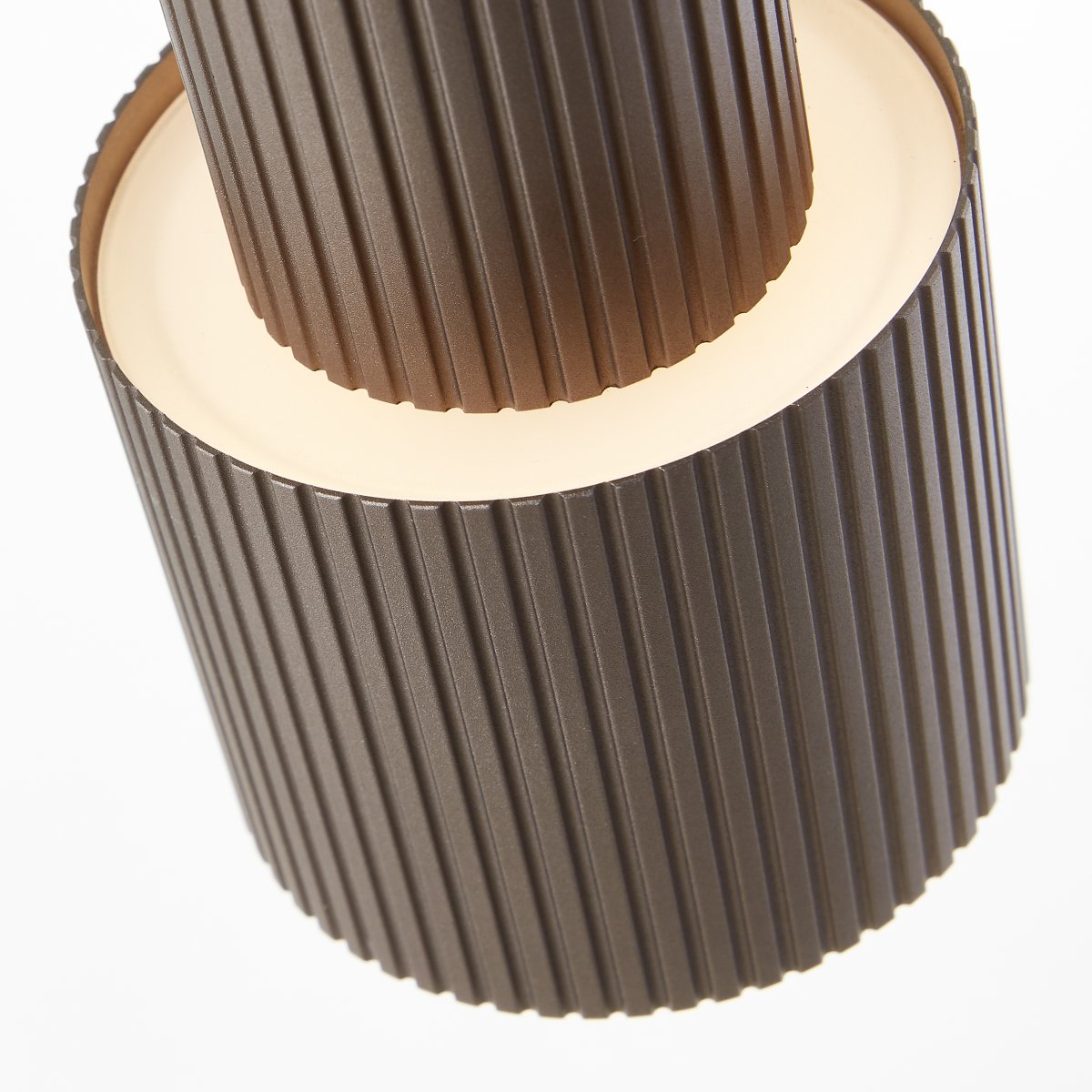 Cadiz 42cm Matzwart bureaulamp Van Brilliant - De lamp heeft een verstelbare lampenkop met een geborstelde bronzen afwerking, wat zorgt voor een optimale lichtverdeling.