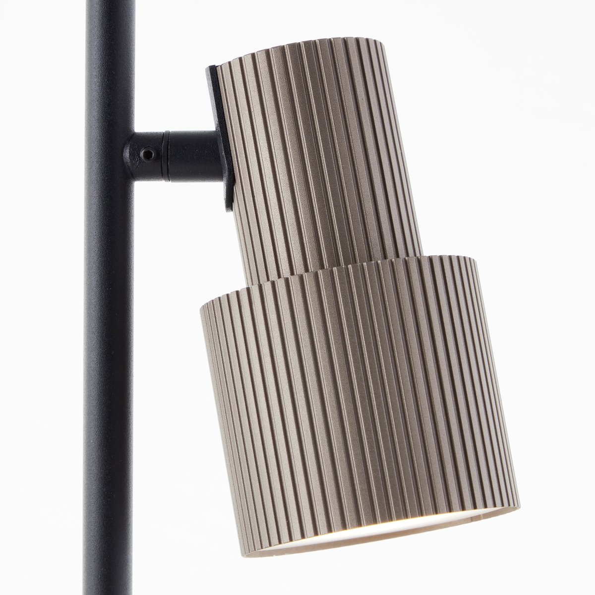 Cadiz 42cm Matzwart bureaulamp Van Brilliant - De lamp heeft een verstelbare lampenkop met een geborstelde bronzen afwerking, wat zorgt voor een optimale lichtverdeling.