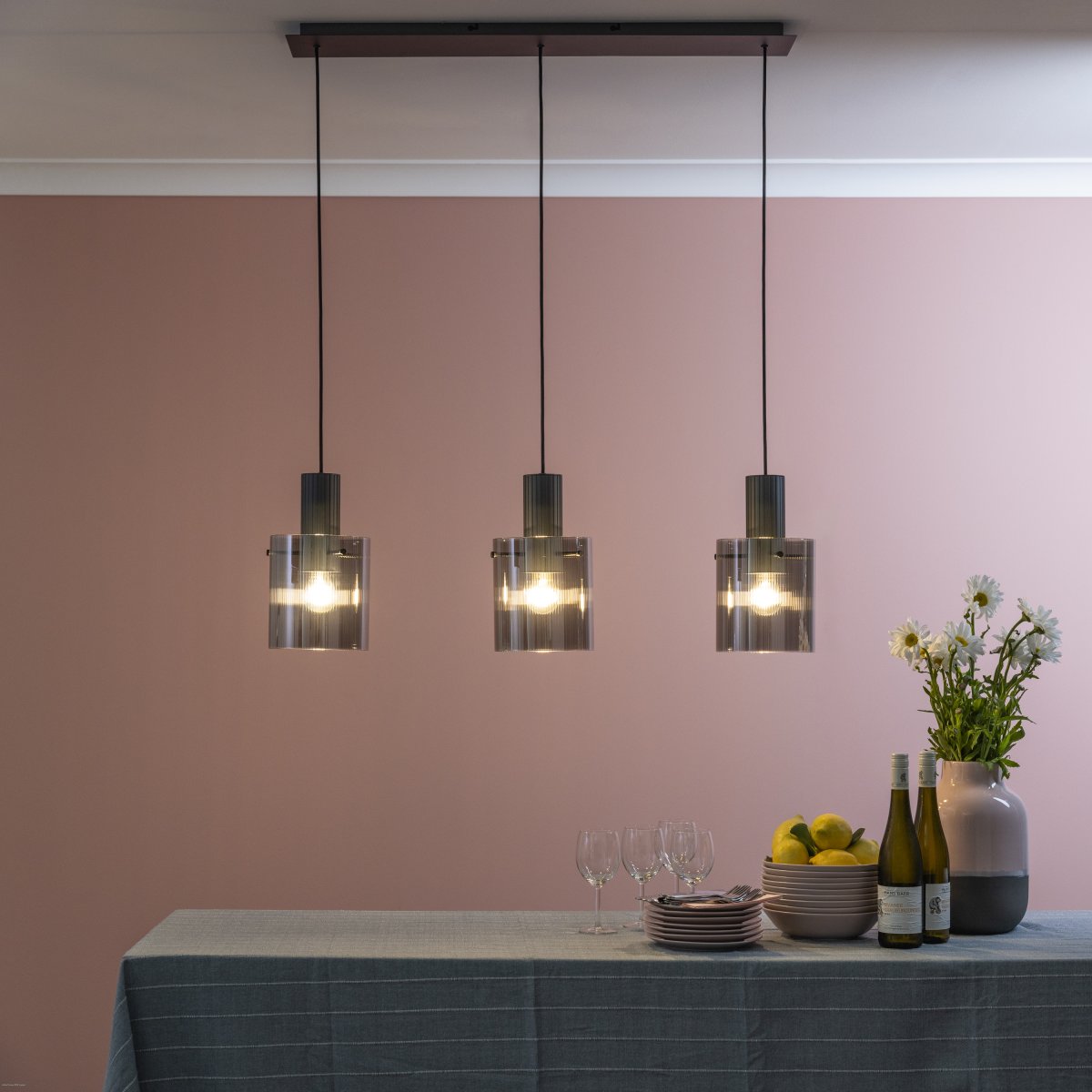 Riffelini 98cm Antraciet hanglamp Van Brilliant - Het heldere glas zorgt voor een uitnodigend en modern licht dat perfect past boven de eettafel of in de woonkamer.