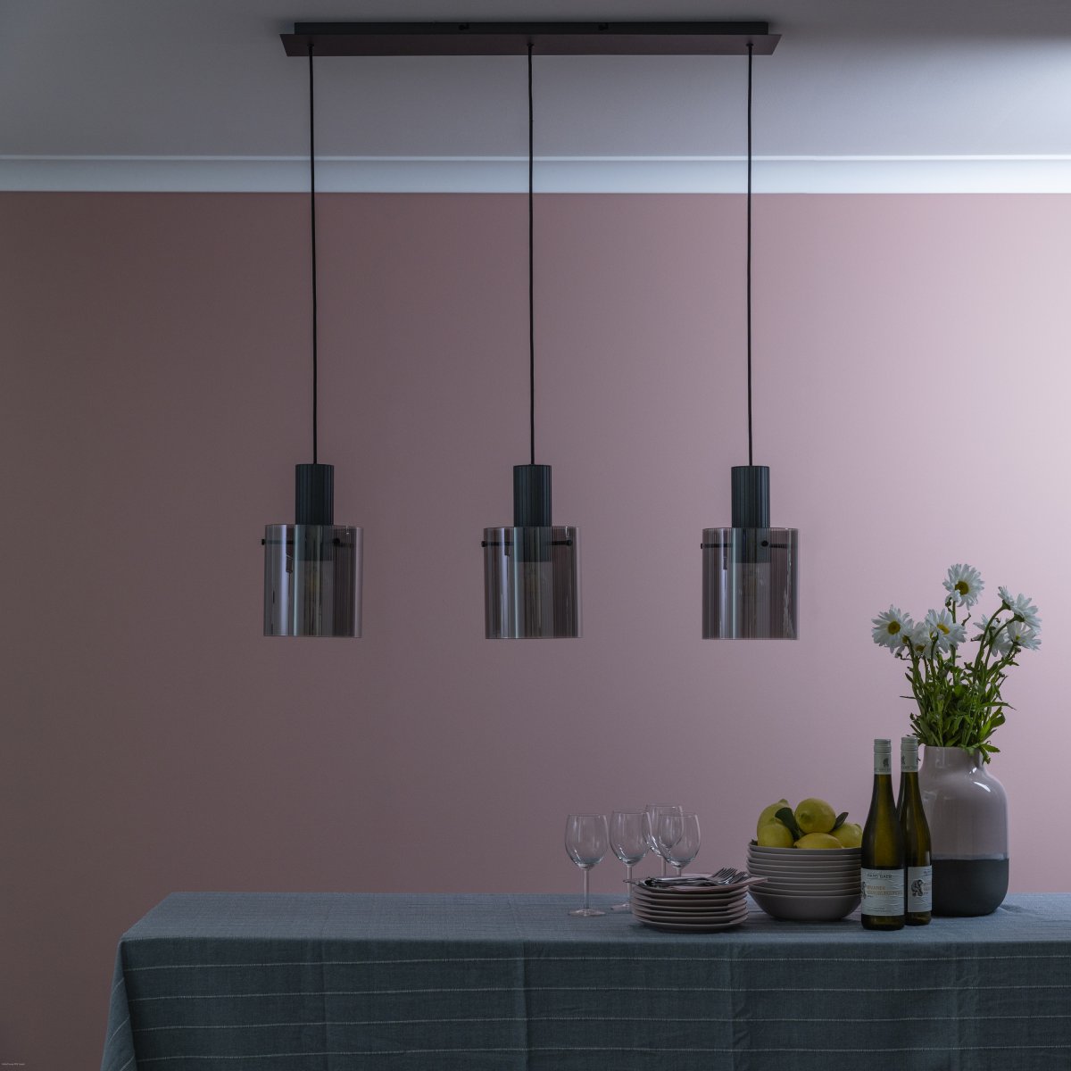 Riffelini 98cm Antraciet hanglamp Van Brilliant - Het heldere glas zorgt voor een uitnodigend en modern licht dat perfect past boven de eettafel of in de woonkamer.