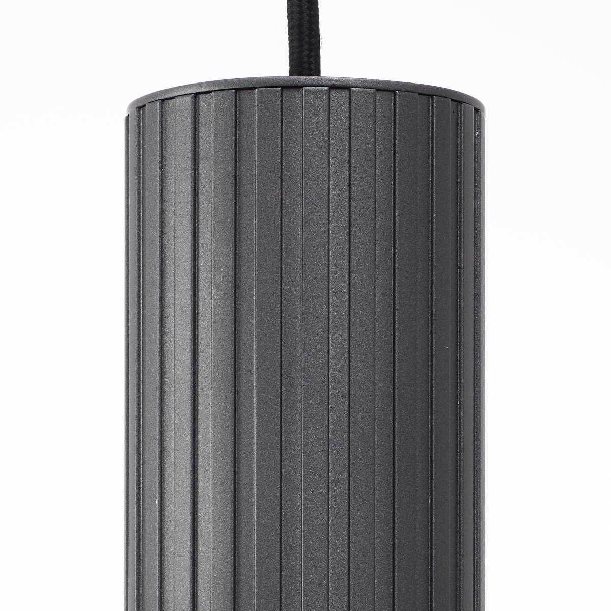 Riffelini 98cm Antraciet hanglamp Van Brilliant - Het heldere glas zorgt voor een uitnodigend en modern licht dat perfect past boven de eettafel of in de woonkamer.