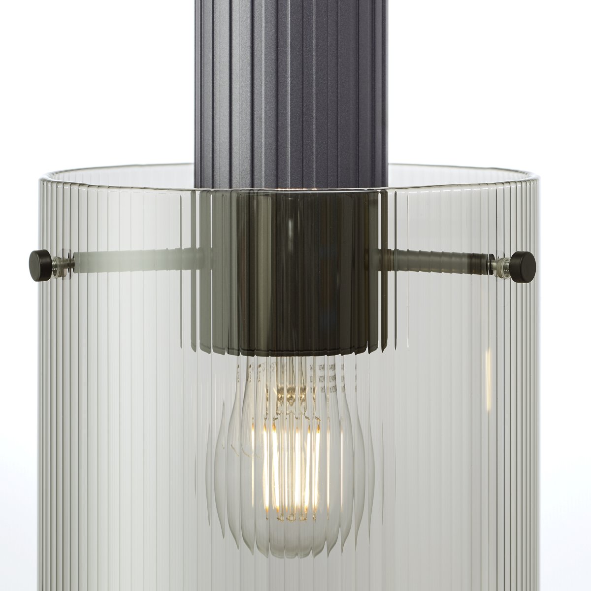 Riffelini 98cm Antraciet hanglamp Van Brilliant - Het heldere glas zorgt voor een uitnodigend en modern licht dat perfect past boven de eettafel of in de woonkamer.