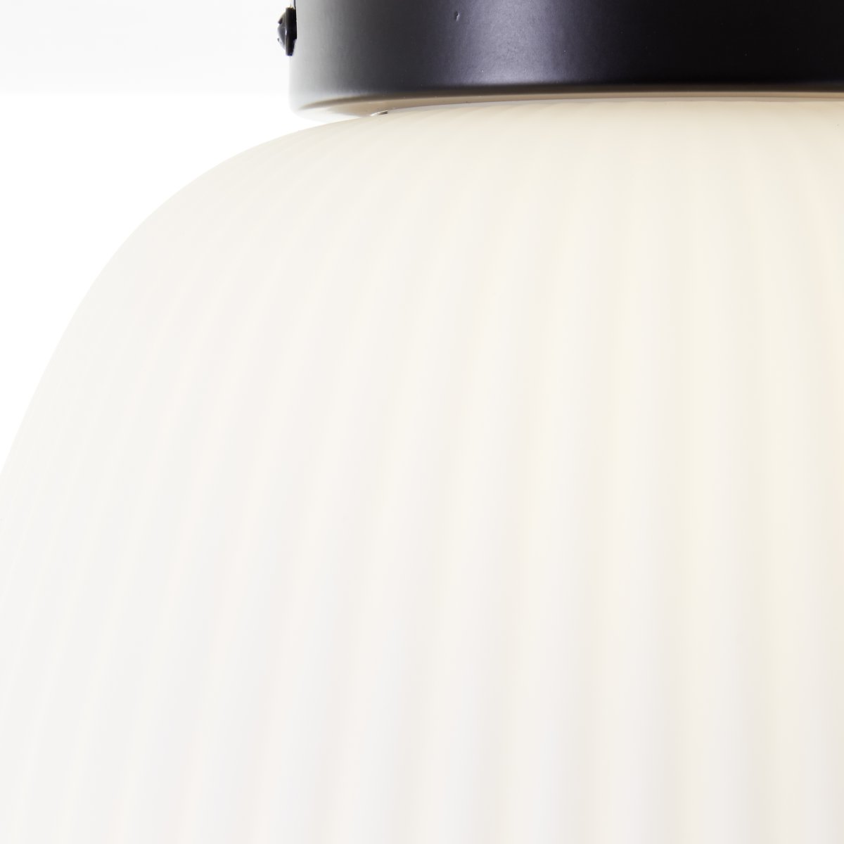 Kaizen Ø25 Wit plafondlamp Van Brilliant - Kaizen plafond is een stijlvolle plafondlamp met een metalen voet en een witte gecanneleerde glazen kap.