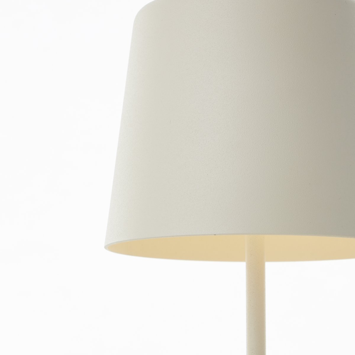 Kaami 37cm Beige Draagbare Van Brilliant - Dankzij de hoge IP44-classificatie is het apparaat weerbestendig en dus geschikt voor zowel binnen als buiten.