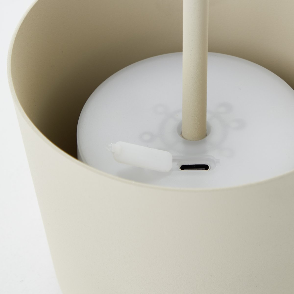Kaami 37cm Beige Draagbare Van Brilliant - Dankzij de hoge IP44-classificatie is het apparaat weerbestendig en dus geschikt voor zowel binnen als buiten.