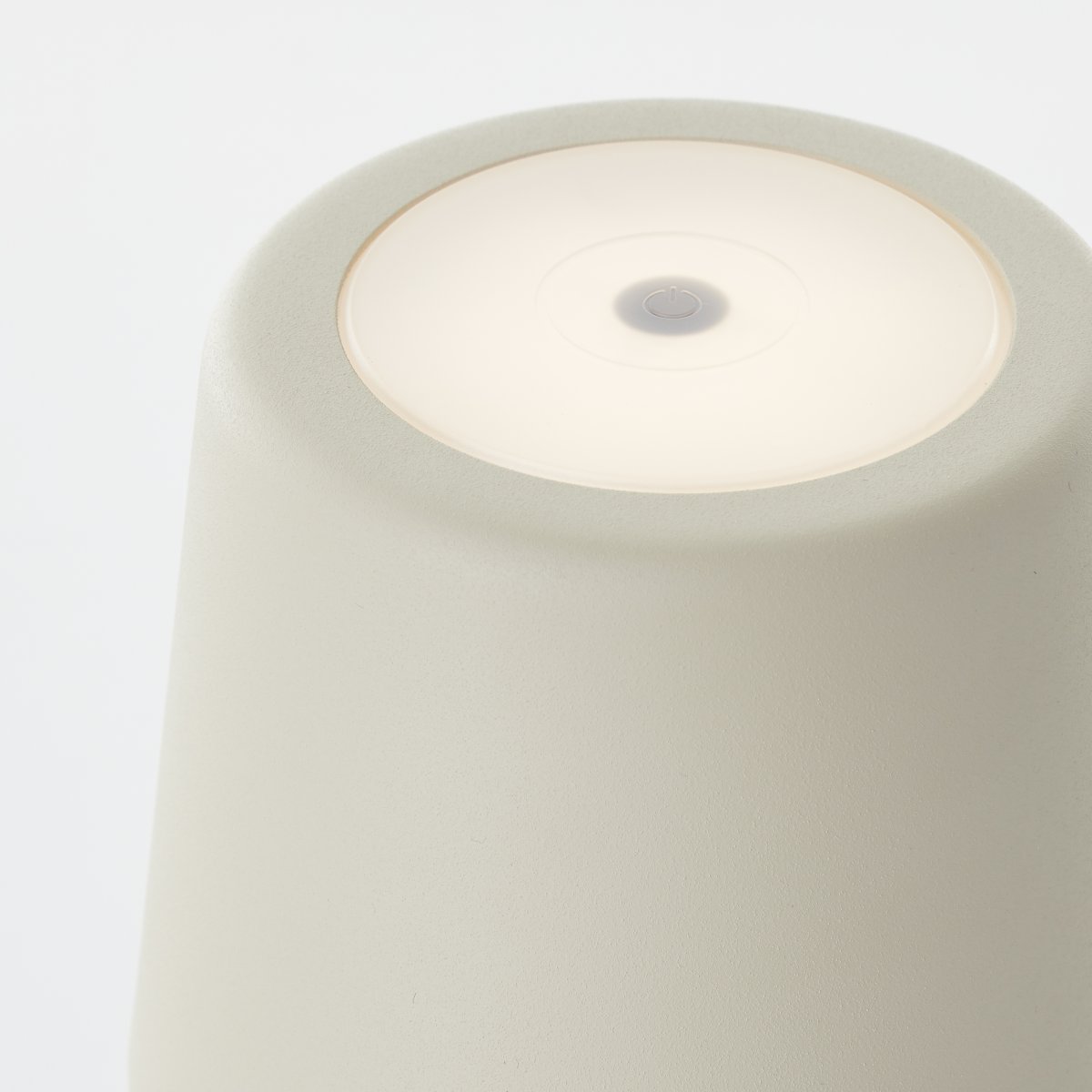 Kaami 37cm Beige Draagbare Van Brilliant - Dankzij de hoge IP44-classificatie is het apparaat weerbestendig en dus geschikt voor zowel binnen als buiten.