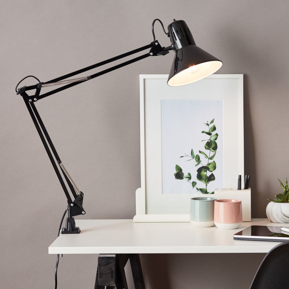 Hobby 70cm Zwart bureaulamp Van Brilliant - De lamp is voorzien van een handige drukknop voor eenvoudig aan- en uitzetten en wordt geleverd met een 1,6 meter lang snoer.