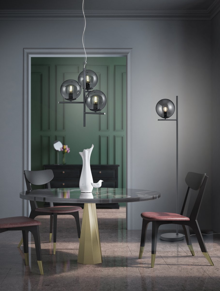 Pure Rookkleurig vloerlamp Van Trio Lighting - Of u nu een strakke, minimalistische interieurstijl heeft of juist van speels houdt: de PURE vloerlamp zorgt voor decoratieve accenten en voegt een vleugje elegantie toe aan elk interieur.