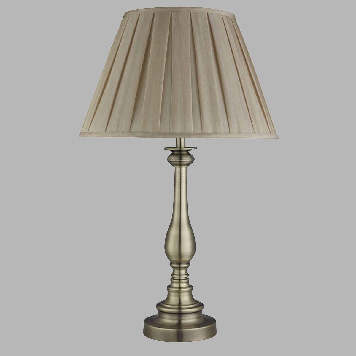 Flemish 62cm Antiek messing tafellamp Van Searchlight - Met een decoratieve metalen voet van antiek messing en een prachtig geplooide kap van zacht beige stof cre&euml;ert de lamp een warme en uitnodigende sfeer.