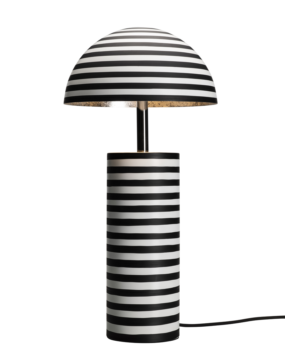 Stripe 50cm Zwart-wit tafellamp Van By Rydéns - De handgeschilderde strepen geven elk exemplaar een unieke uitstraling, terwijl de zilverkleurige binnenkant en chromen details een stijlvol contrast cre&euml;ren.