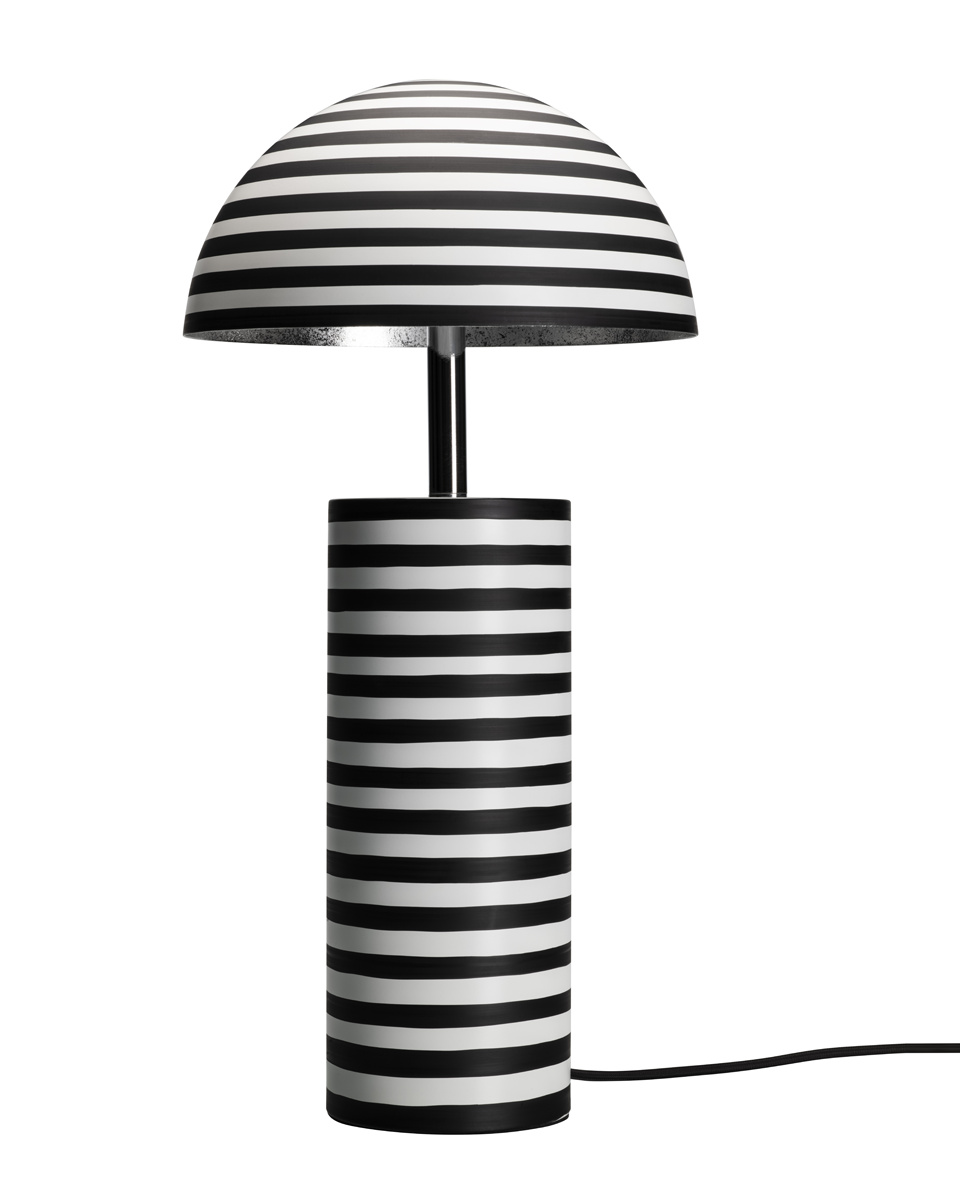Stripe 50cm Zwart-wit tafellamp Van By Rydéns - De handgeschilderde strepen geven elk exemplaar een unieke uitstraling, terwijl de zilverkleurige binnenkant en chromen details een stijlvol contrast cre&euml;ren.