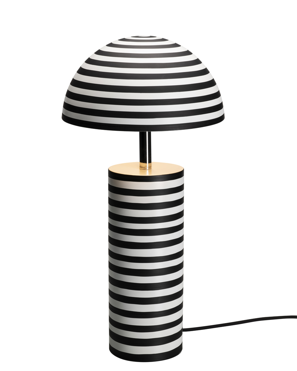 Stripe 50cm Zwart-wit tafellamp Van By Rydéns - De handgeschilderde strepen geven elk exemplaar een unieke uitstraling, terwijl de zilverkleurige binnenkant en chromen details een stijlvol contrast cre&euml;ren.