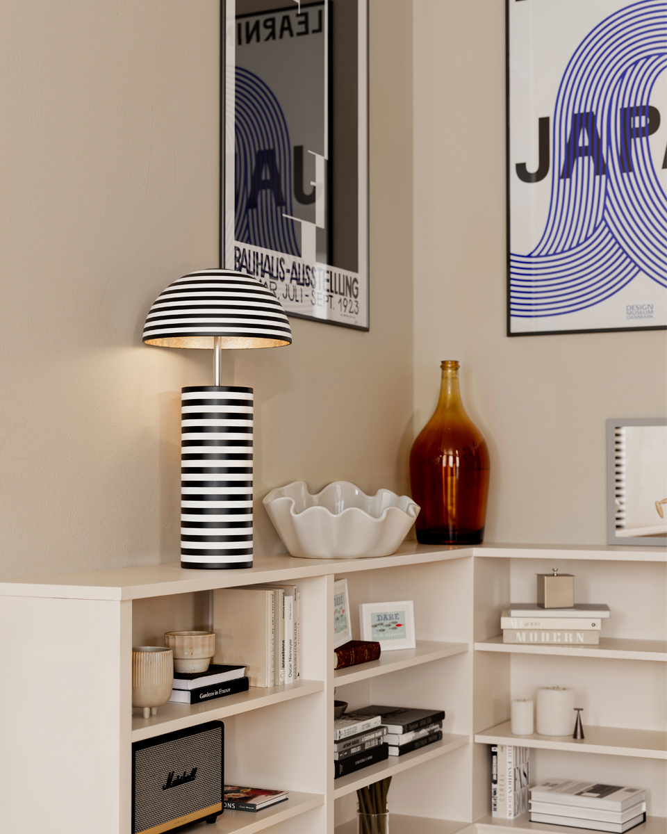 Stripe 50cm Zwart-wit tafellamp Van By Rydéns - De handgeschilderde strepen geven elk exemplaar een unieke uitstraling, terwijl de zilverkleurige binnenkant en chromen details een stijlvol contrast cre&euml;ren.