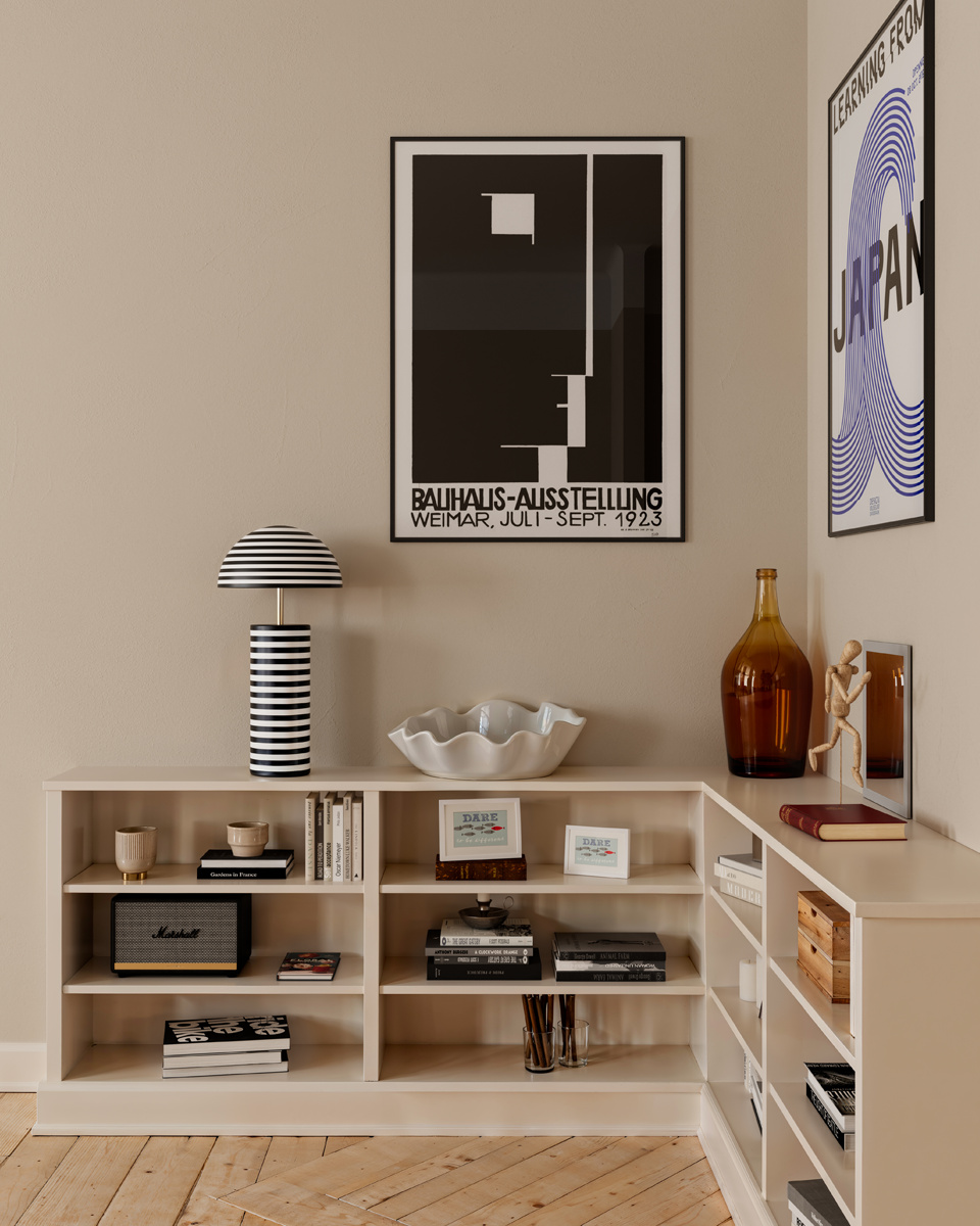 Stripe 50cm Zwart-wit tafellamp Van By Rydéns - De handgeschilderde strepen geven elk exemplaar een unieke uitstraling, terwijl de zilverkleurige binnenkant en chromen details een stijlvol contrast cre&euml;ren.