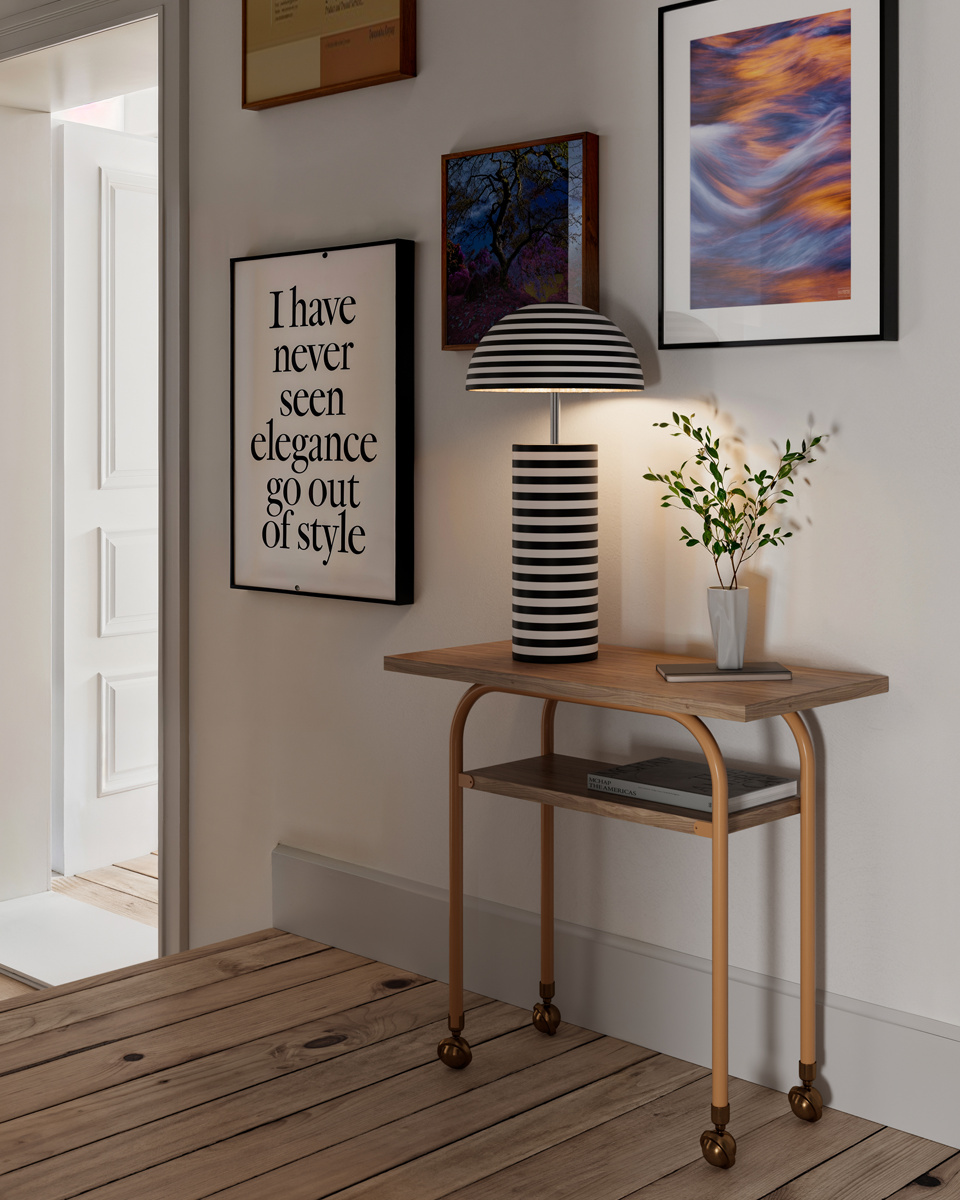 Stripe 50cm Zwart-wit tafellamp Van By Rydéns - De handgeschilderde strepen geven elk exemplaar een unieke uitstraling, terwijl de zilverkleurige binnenkant en chromen details een stijlvol contrast cre&euml;ren.