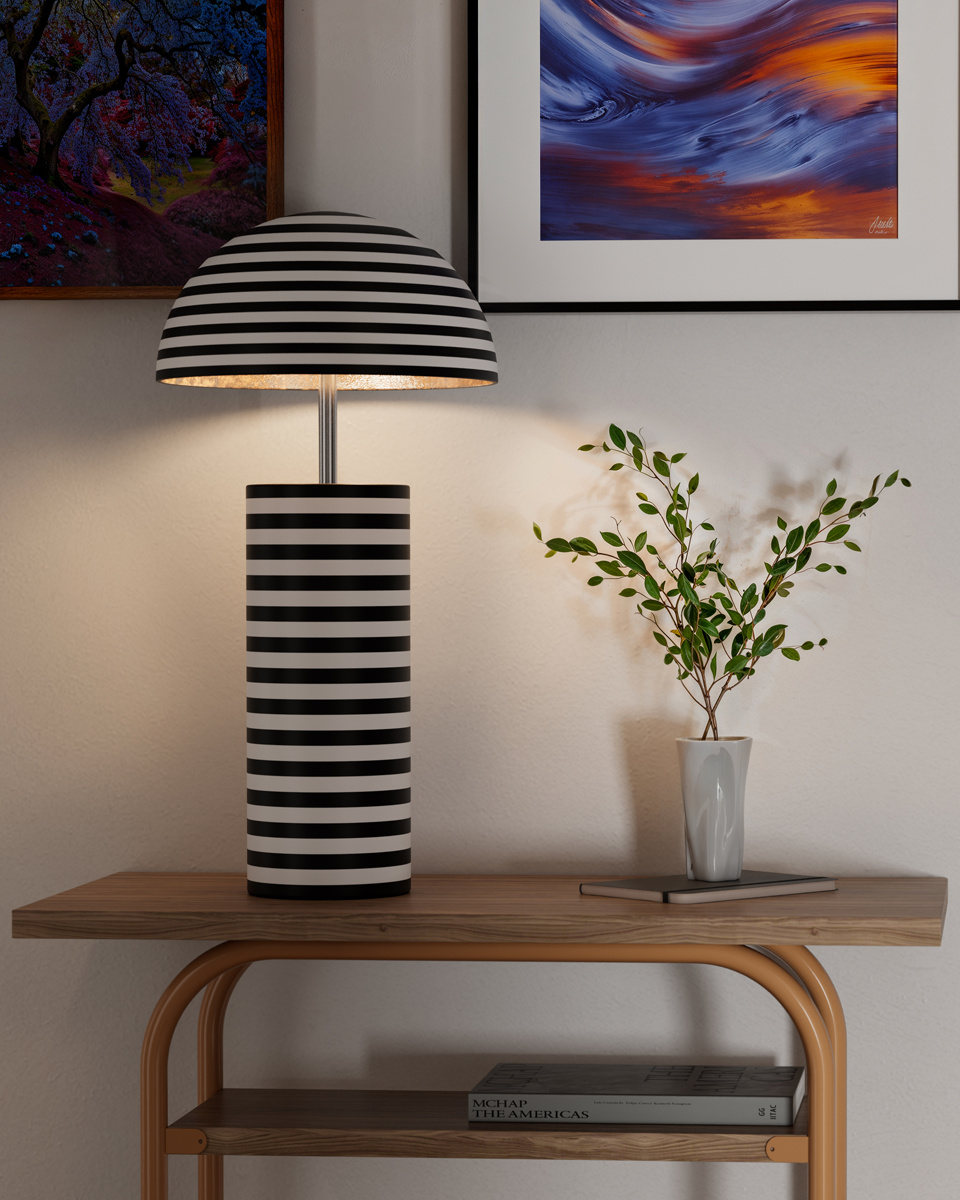 Stripe 50cm Zwart-wit tafellamp Van By Rydéns - De handgeschilderde strepen geven elk exemplaar een unieke uitstraling, terwijl de zilverkleurige binnenkant en chromen details een stijlvol contrast cre&euml;ren.