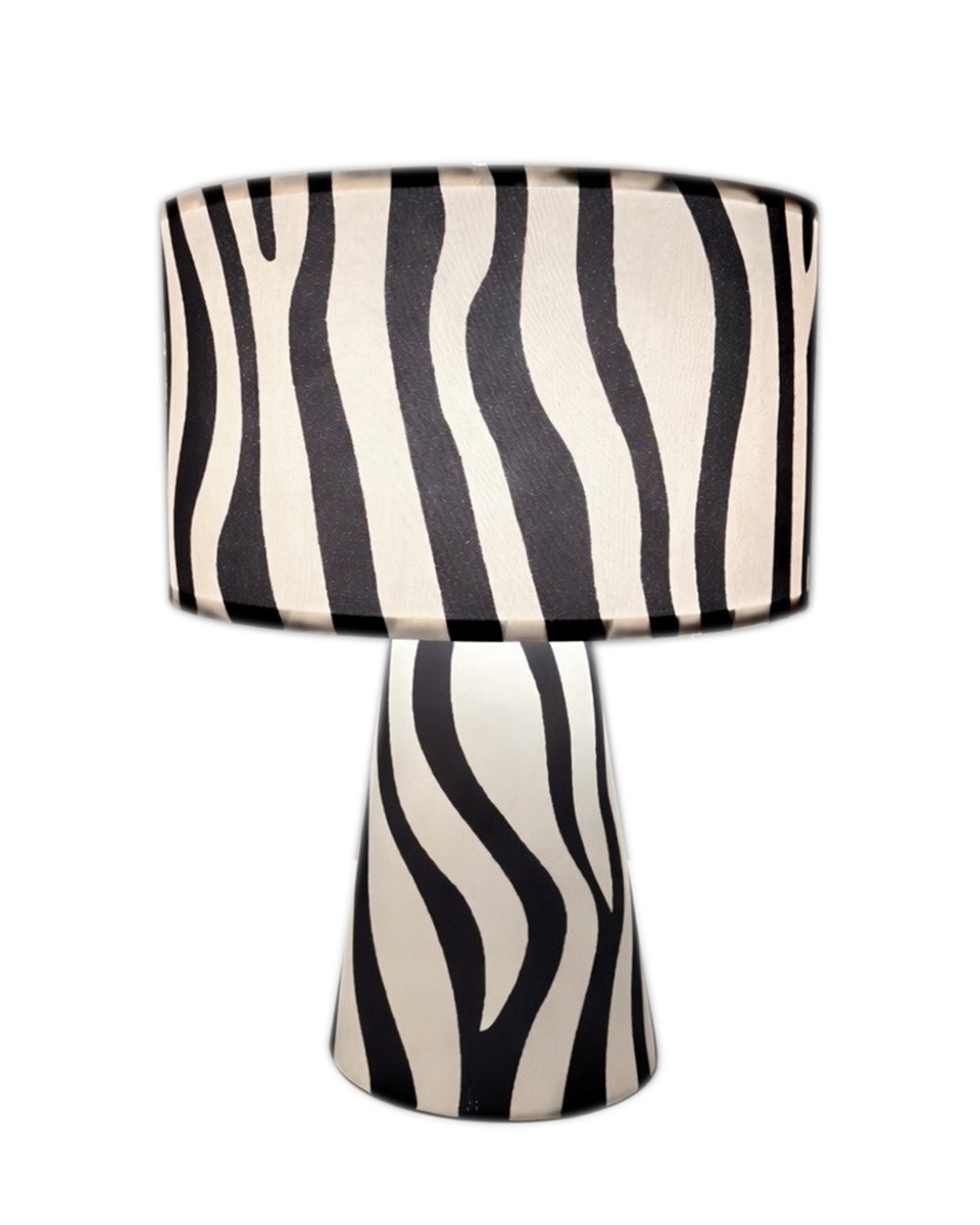 Zany 43cm Zwart-wit tafellamp Van By Rydéns - De lamp is gemaakt van textiel en metaal en heeft een expressief zebrapatroon dat de kamer een persoonlijke en trendy uitstraling geeft.