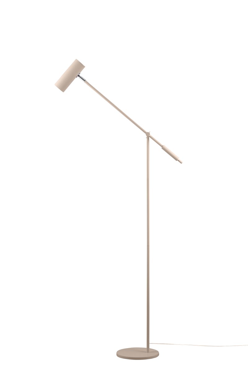 Hubble Read Beige vloerlamp Van Globen Lighting - Hubble Read is een elegante vloerlamp met een geribbeld gaas en een verstelbare kap waarmee u het licht in de gewenste richting kunt richten.