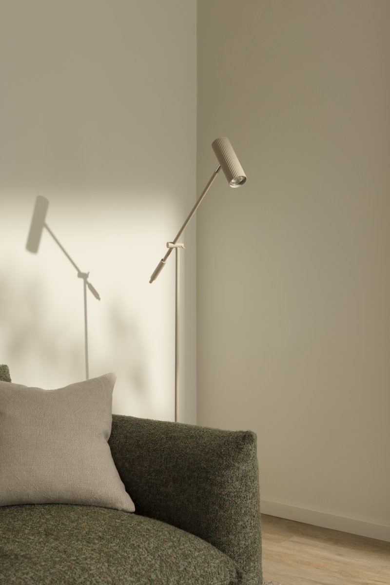 Hubble Read Beige vloerlamp Van Globen Lighting - Hubble Read is een elegante vloerlamp met een geribbeld gaas en een verstelbare kap waarmee u het licht in de gewenste richting kunt richten.