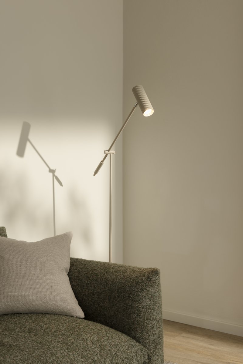 Hubble Read Beige vloerlamp Van Globen Lighting - Hubble Read is een elegante vloerlamp met een geribbeld gaas en een verstelbare kap waarmee u het licht in de gewenste richting kunt richten.