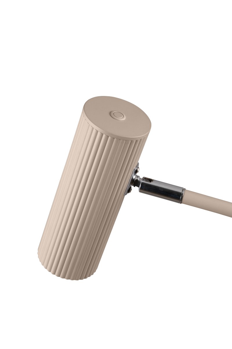 Hubble Read Beige vloerlamp Van Globen Lighting - Hubble Read is een elegante vloerlamp met een geribbeld gaas en een verstelbare kap waarmee u het licht in de gewenste richting kunt richten.