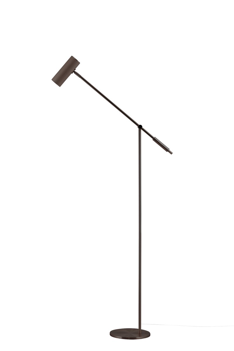 Hubble Read Bronzen vloerlamp Van Globen Lighting - De gladde, geribbelde kap geeft de lamp een onderscheidende uitstraling en kan worden gekanteld om het licht precies daar te richten waar het nodig is.