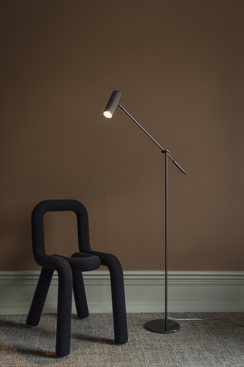 Hubble Read Bronzen vloerlamp Van Globen Lighting - De gladde, geribbelde kap geeft de lamp een onderscheidende uitstraling en kan worden gekanteld om het licht precies daar te richten waar het nodig is.