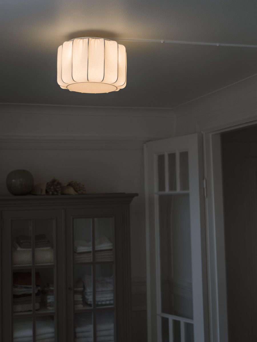 Iris Ø30 Wit plafondlamp Van PR Home - Iris plafond maakt deel uit van een serie lampenkappen in verschillende maten en vormen, bekleed met witte jerseystof.