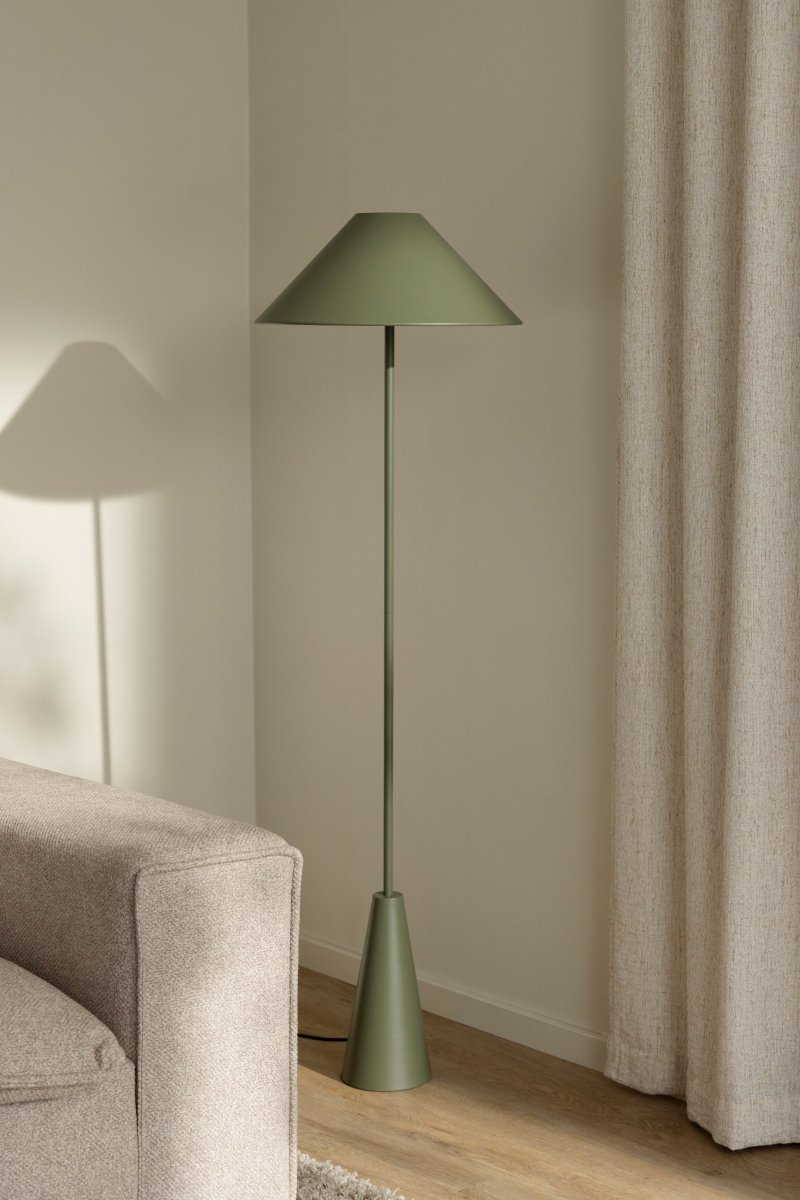 Cannes Mosgroen vloerlamp Van Globen Lighting - De vloerlamp Cannes is gebaseerd op een evenwicht van geometrische vormen in een minimalistisch en stijlvol design dat in veel omgevingen past.