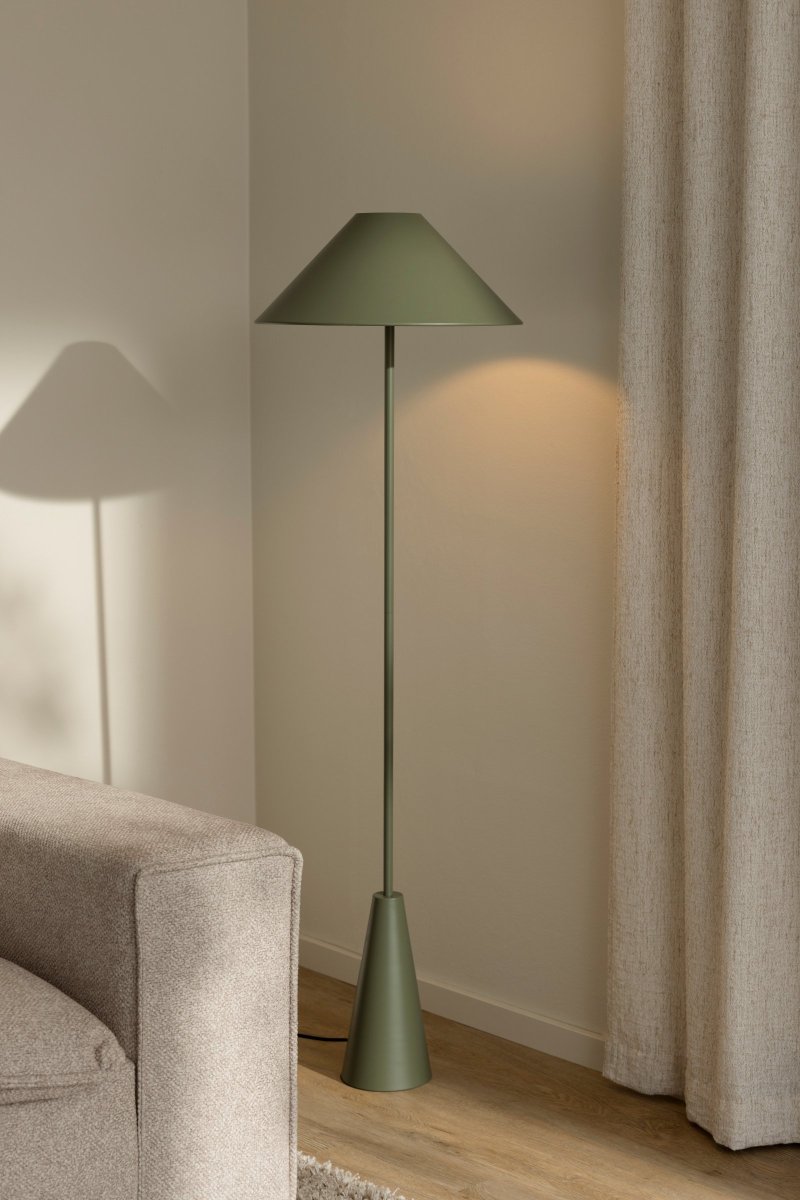 Cannes Mosgroen vloerlamp Van Globen Lighting - De vloerlamp Cannes is gebaseerd op een evenwicht van geometrische vormen in een minimalistisch en stijlvol design dat in veel omgevingen past.