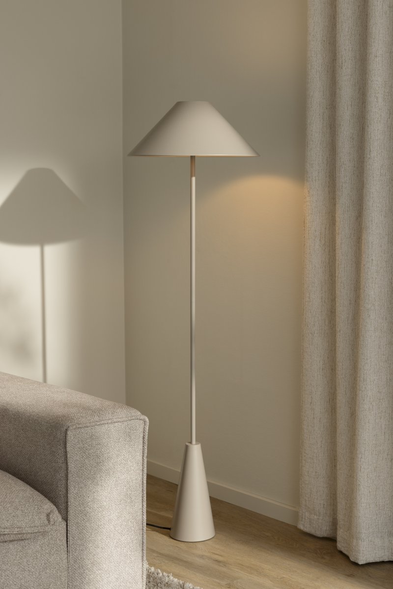 Cannes Beige vloerlamp Van Globen Lighting - De vloerlamp Cannes is gebaseerd op een evenwicht van geometrische vormen in een minimalistisch en stijlvol design dat in veel omgevingen past.