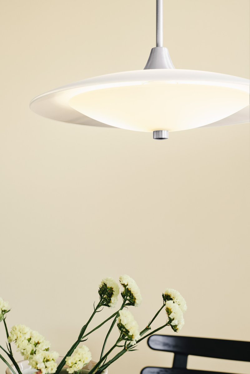 Baroni Ø40 Aluminium hanglamp Van Halo Design - Het mondgeblazen opaalglas in combinatie met het geborstelde aluminium zorgt voor een tijdloos design.