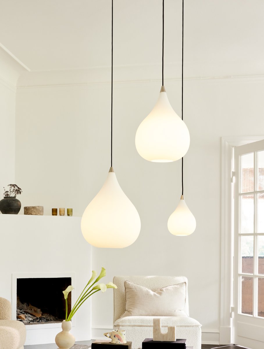 Drops Ø17 Wit hanglamp Van Halo Design - De kap van mondgeblazen opaalglas zorgt voor een fijne lichtverspreiding en in combinatie met de details in geborsteld aluminium draagt de lamp bij aan een mooie sfeer in de kamer.