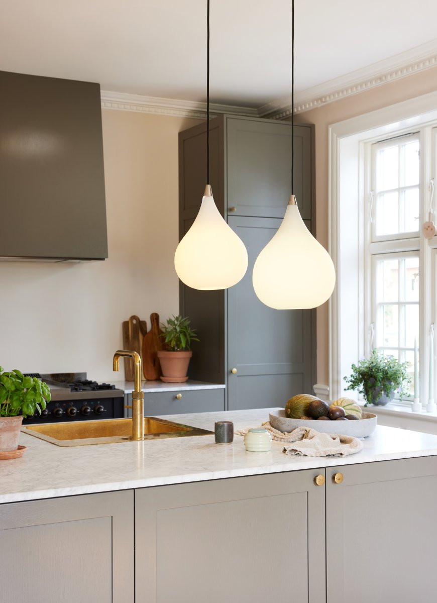 Drops Ø23 Wit hanglamp Van Halo Design - De kap van mondgeblazen opaalglas zorgt voor een fijne lichtverspreiding en in combinatie met de details in geborsteld aluminium draagt de lamp bij aan een mooie sfeer in de kamer.