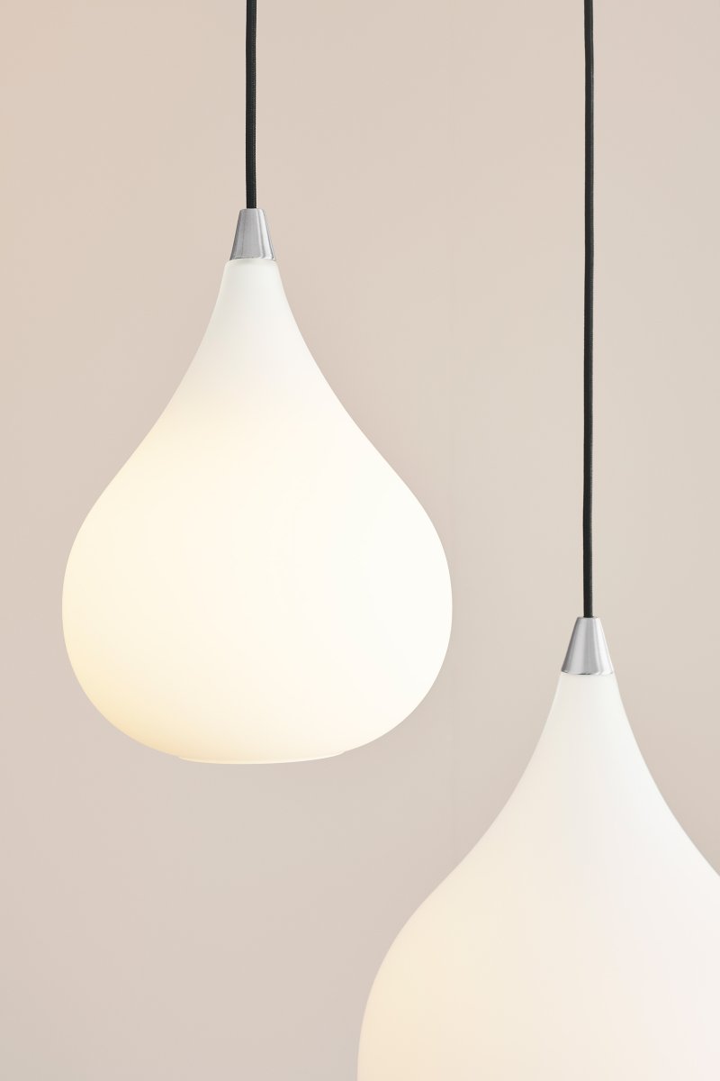 Drops Ø23 Wit hanglamp Van Halo Design - De kap van mondgeblazen opaalglas zorgt voor een fijne lichtverspreiding en in combinatie met de details in geborsteld aluminium draagt de lamp bij aan een mooie sfeer in de kamer.