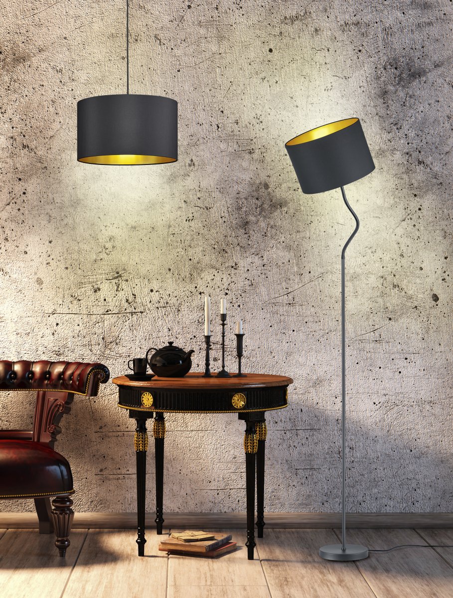 Hostel Zwart vloerlamp Van Trio Lighting - Plaats de lamp naast de bank, waar de flexibele arm zorgt voor het beste mogelijke lichtresultaat en kan worden aangepast om het gewenste lichtpatroon te kiezen.