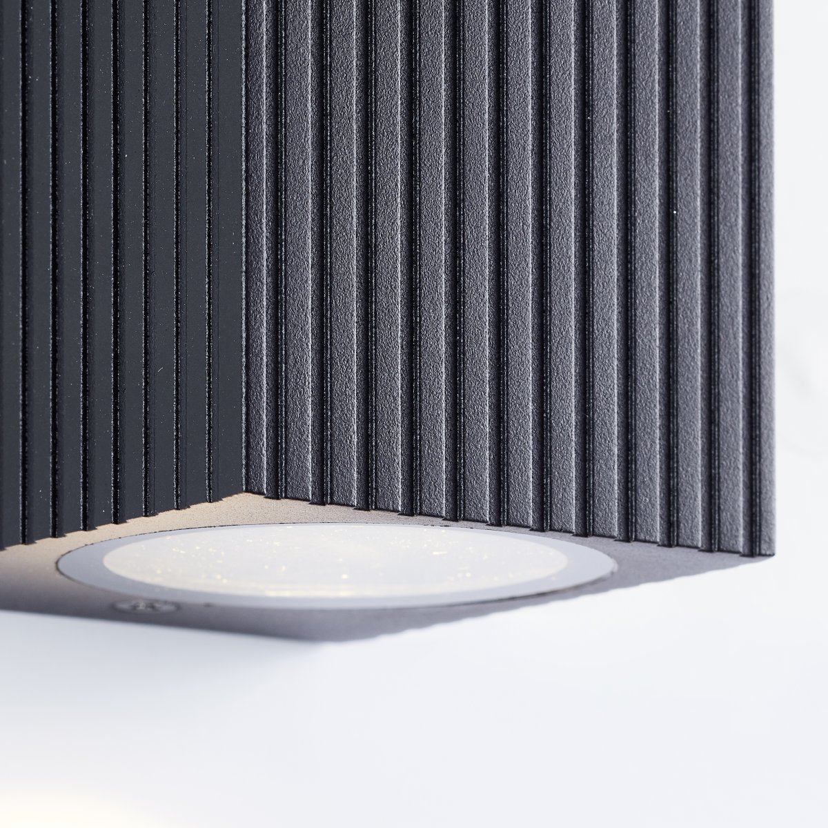 Jelani Zwart buitenlamp Van Brilliant - De Jelani gevellamp met dubbele lichtrichting is een moderne en functionele aanvulling op uw buitenverlichting.