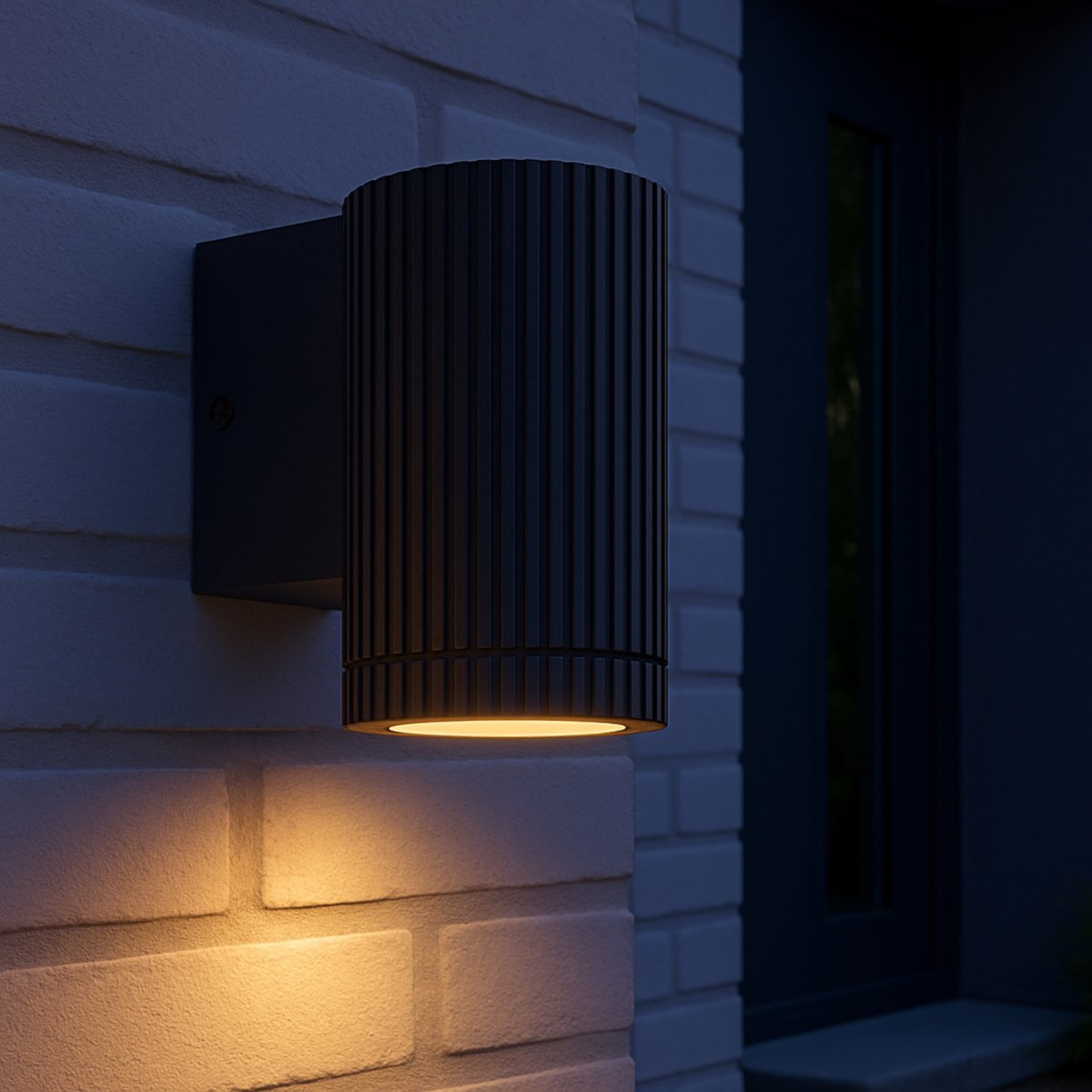 Keola Zwart buitenlamp Van Brilliant - De lamp is ontworpen om een gericht licht naar beneden te verspreiden, wat een prachtig lichteffect op de muur creëert en bijdraagt aan zowel de veiligheid als de sfeer in buitenomgevingen.
