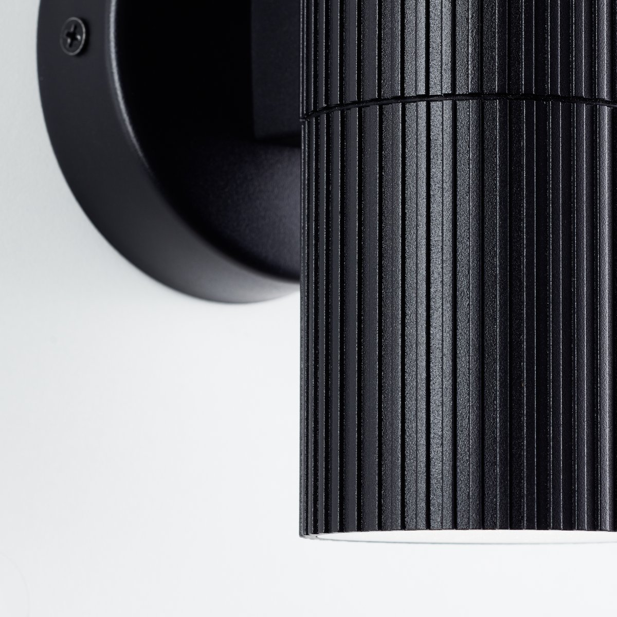 Keola Zwart buitenlamp Van Brilliant - De Keola gevellamp met dubbele lichtrichting is een moderne en functionele aanvulling op uw buitenverlichting.